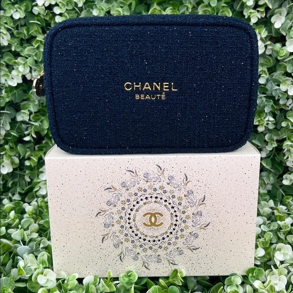 CHANEL Beauty Makeup Bag 2025 HOLIDAY LIMITED EDITION NIB AUTHENTIC - Picture 1 of 16